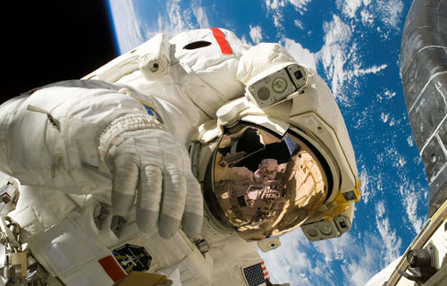 Астронавт в открытом космосе. Занимательная физика