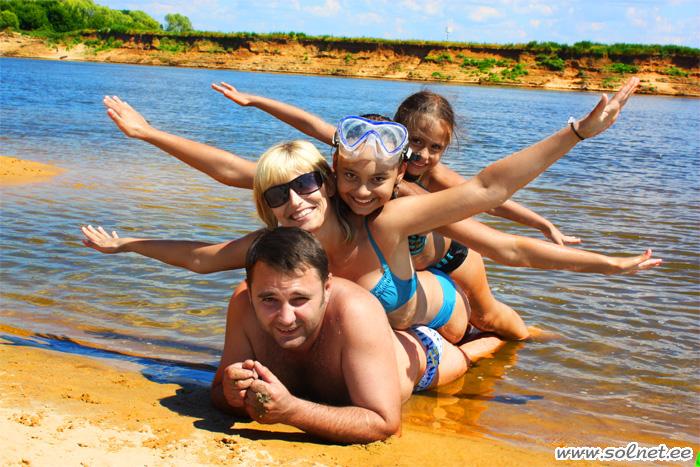 Летом - на пляже! На лыжах - зимой! Для семейного фото есть повод любой!