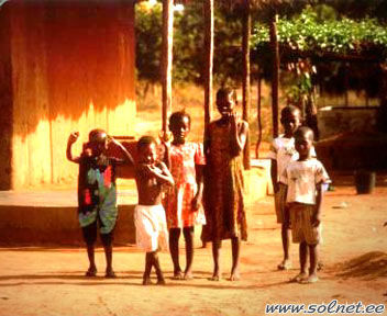 Дети в деревушке Эмпада