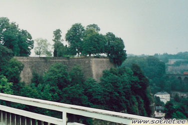 Фотография с видами гротов, которые находятся в самом центре Люксембурга