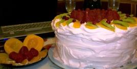 «Персиковый торт с клубникой»