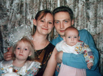 Юлия Титова с мужем и дочками Полиной и Ксенией