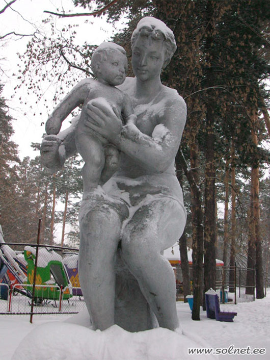 Мать и дитя. Памятник материнству