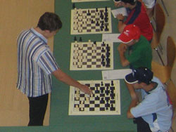 Сергей Карякин даёт сеанс одновременной игры