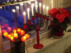 В тёмное время года в каждом доме зажигаются тысячи разноцветных огоньков свечей, гирлянд и других украшений.