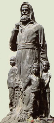 Fotol: Püha Nikolai kuju, mis püstitati kiriku juurde alles hiljaaegu