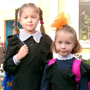 А девочки тем временем подросли и уже ходят в школу; сентябрь 2003 - Тане 10 лет, Ире 7 лет