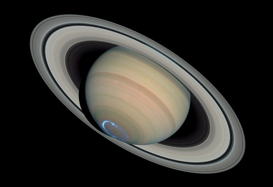 Сатурн с системой колец и полярным сиянием на южном полюсе