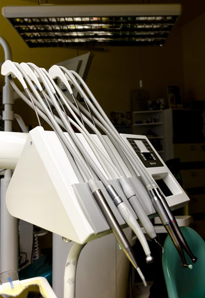 По шлангам к инструментам стоматолога подводится сжатый воздух. Занимательная физика